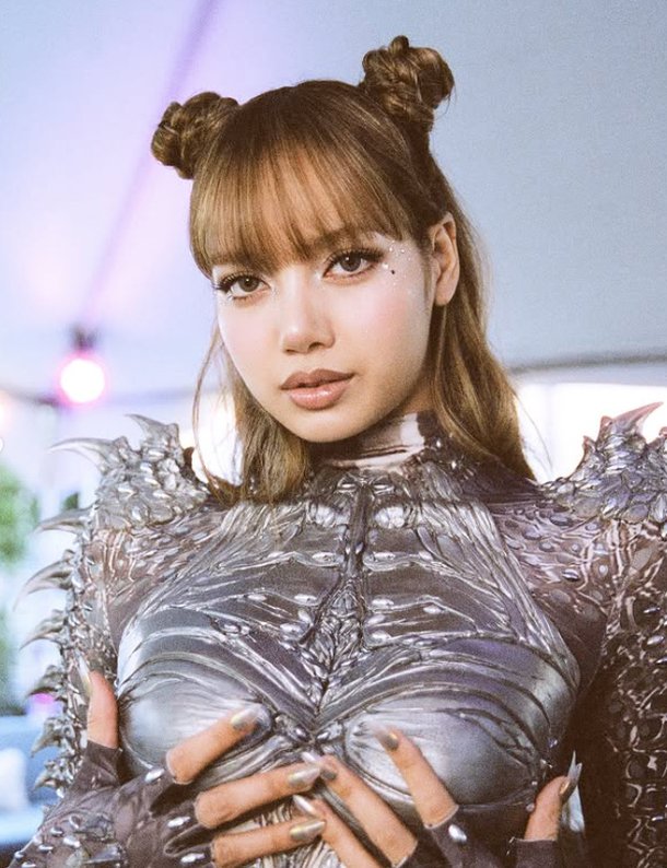 블랙핑크 리사, 코첼라 무대서 '또 다른 자아' 폭발…파격 의상과 퍼포먼스 화제! [★SNS]
