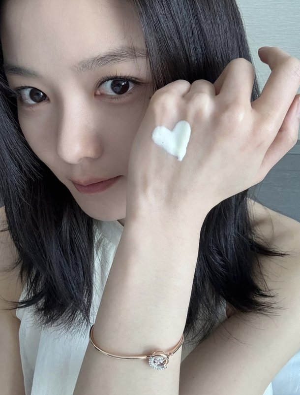 김유정, 선크림 바를 때도 러블리 러블리! ♥ 듬뿍![★SNS]