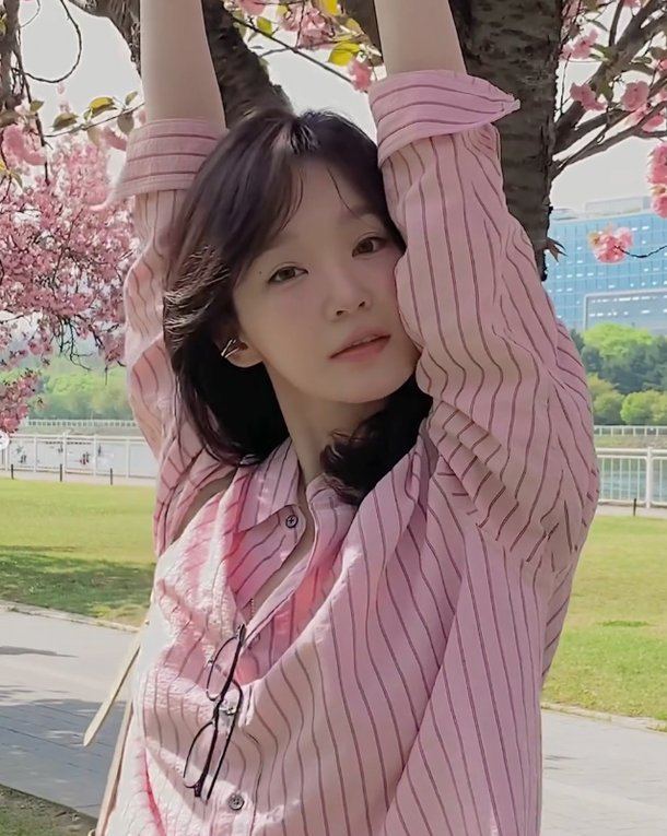 꽃보다 아름다워…다비치 강민경, 겹벚꽃마저 질투할 &apos;인간 벚꽃&apos; 강림 [★SNS]