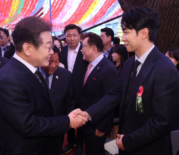 개종한 이승기, 불교대상 수상…이재명 대선후보와 &apos;깜짝&apos; 투샷도