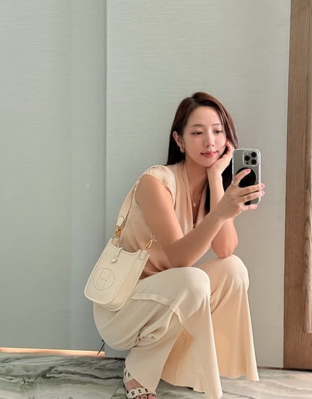 정순주 아나, 스타일리시한 휴가 패션…현실은 이렇게라도 내 사진 남겨야