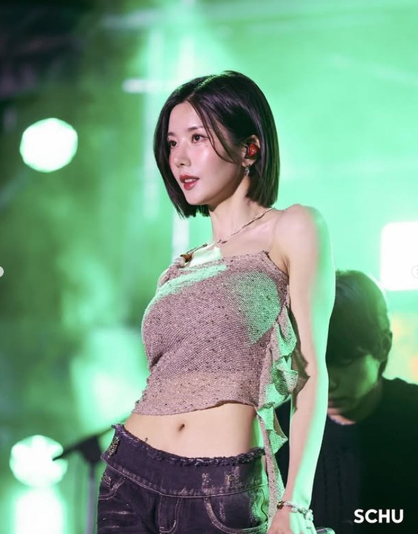 &apos;워터밤 여신&apos; 권은비, 대학 축제서 어깨 드러낸 섹시+청순 매력 폭발