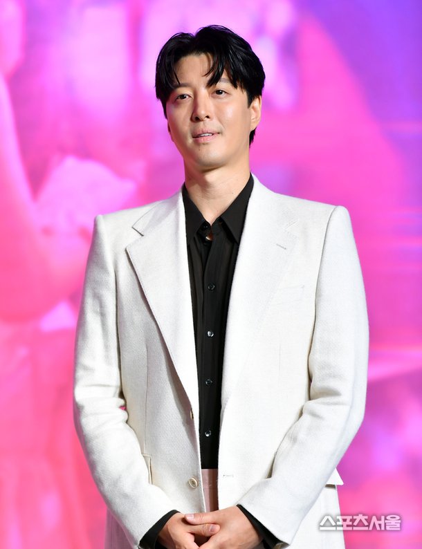 &apos;이혼 4년만에 새 사랑?&apos; 이동건, 청담동 데이트 포착…지금은 연애 중?