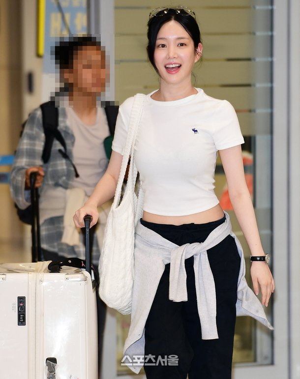 [단독] 천사가 따로 없네! 이유비, 화이트 티셔츠과 천진스런 표정·미소로 인천공항을 환하게 만들어