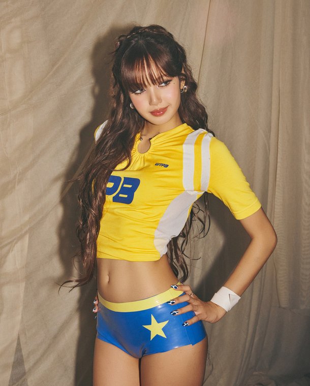 리사, 개막식 음원 'Goals' MV 촬영 현장 공개…스포티 룩으로 시선
