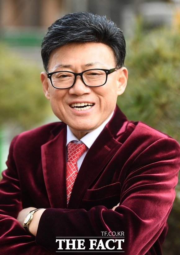'20년 돌싱남'인 개그맨 엄용수(67)가 생애 세번째 결혼식을 올린다. 한국에서는 코로나 상황이 풀리는 올 가을 쯤 지인들을 초대하는 식사자리로 결혼식을 대신할 계획이다. /이동률 기자