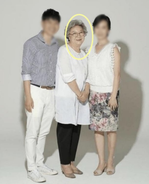방송인 박수홍은 친형과 법적다툼을 예고하고 있다. 30년간 서로 믿었던 친형 박진홍 씨(사진 맨왼쪽)에 대해 재산권의 실체를 밝히라고 요구하고 있다. 박진홍 씨부부와 어머니 지인숙 씨(사진 가운데). 오른쪽은 박수홍의 형수 L모씨. /온라인 커뮤니티 캡처