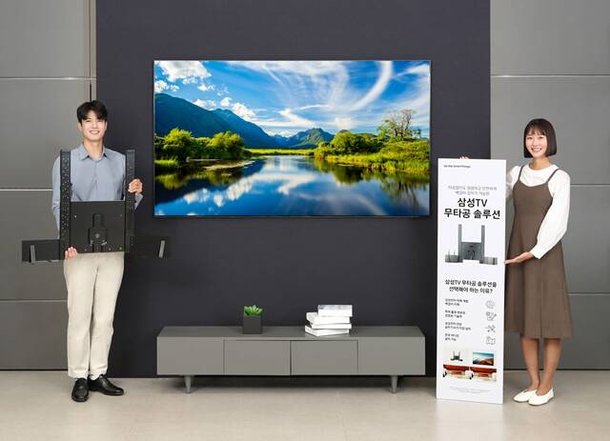 삼성전자 모델이 삼성스토어 대치점에서 삼성 TV 무타공 솔루션을 소개하고 있다. /삼성전자