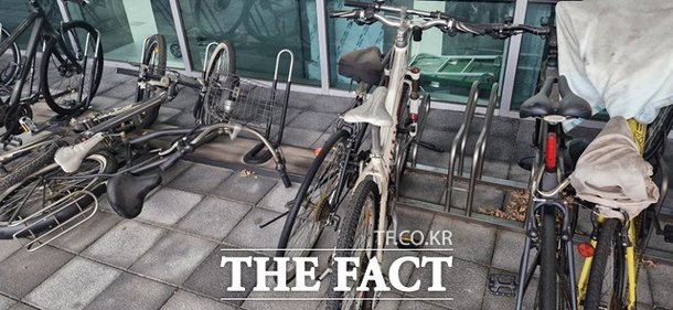 지난 19일 국회의원회관 인근 자전거 보관대에 오랜 기간 무단 방치된 자전거들. 먼지가 가득 쌓이고 녹이 심하게 슨 무단 방치 자전거가 보관대 자리만 차지하고 있었다. /국회=신진환 기자