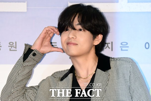 방탄소년단 멤버 뷔가 이달 15일 오후 1시 새 디지털 싱글 '프렌즈(FRI(END)S'를 내는 등 대형 아티스트의 컴백 이슈가 겹치며 엔터주가 반등세를 보이고 있다. 사진은 뷔가 지난 2022년 6월 2일 오후 서울 용산구 CGV 용산아이파크몰에서 열린 영화 '브로커'의 VIP 시사회에 참석해 포즈를 취하고 있는 모습. /이새롬 기자