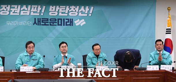 더불어민주당을 탈당하고 새로운미래에 합류한 설훈 의원이 11일 서울 여의도 국회 의원회관에서 열린 새로운미래 선대위 출범식에 참석해 인사하고 있다.
