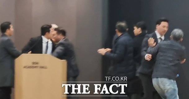 일부 셀리버리 주주들이 조대웅 셀리버리 대표가 주총 개회 예정 시간부터 5시간가량 모습을 드러내지 않았다는 이유로 조 대표가 대기하던 방으로 들어가려 하자 사측이 고용한 경호업체 직원들에게 저지당하고 있다. /이한림 기자