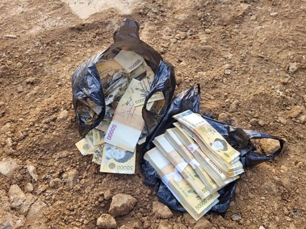 그리고 웃는 이모티콘 불 흙