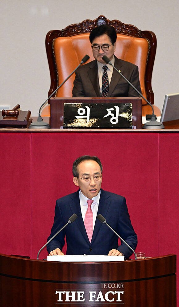 여소야대 정국과 관련해 연설 시작한 추 원내대표.