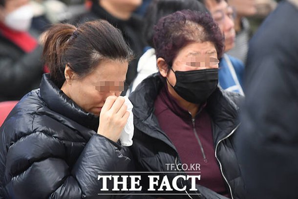 29일 오전 전남 무안국제공항에서 착륙 중이던 태국 방콕발 제주항공 여객기가 활주로를 이탈해 울타리 외벽과 충돌사고가 발생해 다수의 사망자가 발생한 가운데 무안국제공항청사에서 유가족들이 오열하고 있다. /장윤석 기자