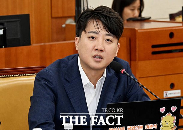 이준석 개혁신당 의원이 부정선거 음모론자들과의 전쟁에 나섰다. 정치권에서는 이 의원이 자신을 둘러싼 잡음으로부터 시선을 돌리는 동시에 다가오는 조기 대선에서의 중도층 확보를 위한 전략으로 풀이하고 있다. /배정한 기자