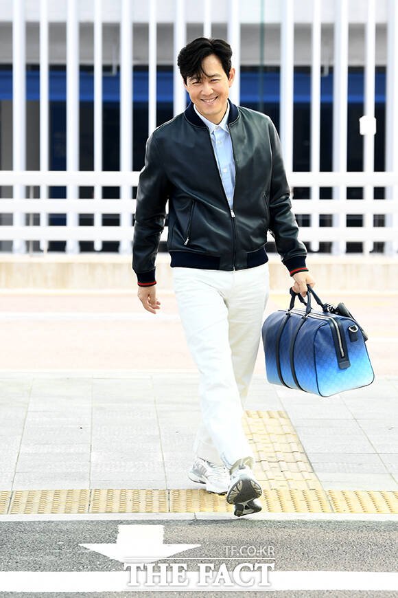 &apos;월드스타&apos; 이정재, 화보 같은 출국길 [TF사진관]