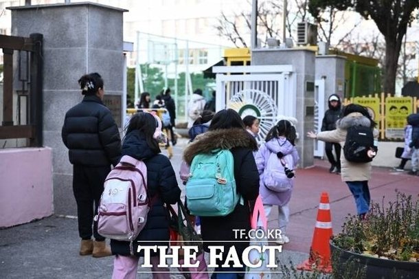 경기도 성남시 분당구 소재 한 초등학교에서 1학년 여학생이 같은 반 남학생 2명에게 수차례 성추행을 당하는 사건이 일어났다. 이 사건으로 피해 학생과 가해 학생들이 임시로 반이 나뉘어졌는데, 성남교육지원청 학폭위가 가해 학생들에게 '학교봉사' 처분을 내리면서 앞으로 다시 한 교실에서 수업을 듣고 생활해야 하는 상황이 됐다. 사진은 서울 소재 한 초등학교로 기사에 나오는 학교와는 무관. /더팩트DB