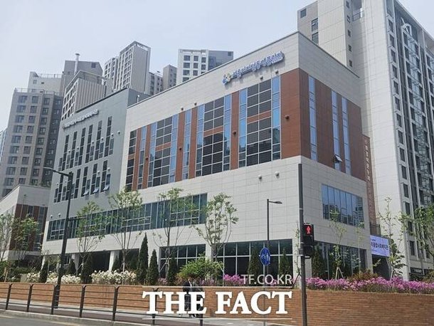 로봇이 반기는 AI 놀이터…어르신 '디지털 울렁증' 타파