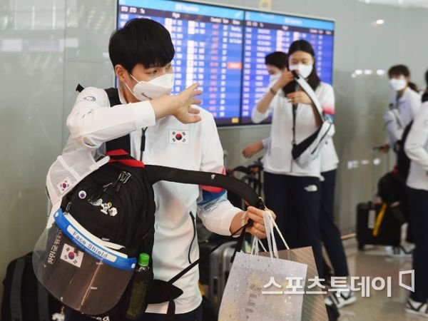 ì‚¬ì§„ ê¹€ì—°ê²½ ë„ì¿„ë¡œ í–¥í•˜ë©° íŒ¬ë