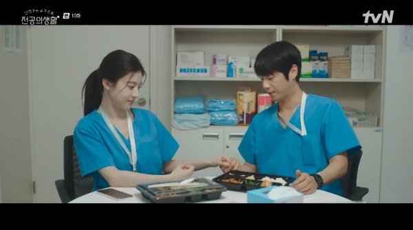 &apos;사내 커플&apos; 고윤정, 병원서 정준원 깍지 끼고 꽁냥꽁냥 (&apos;언슬전&apos;) [TV캡처]