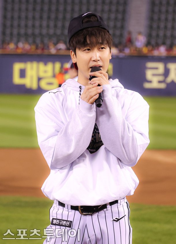 [ST포토] 구본혁 ‘유니폼이 많이 팔린것 같아서 돈이 많이 들어올것 같습니다~’ : 네이트 스포츠