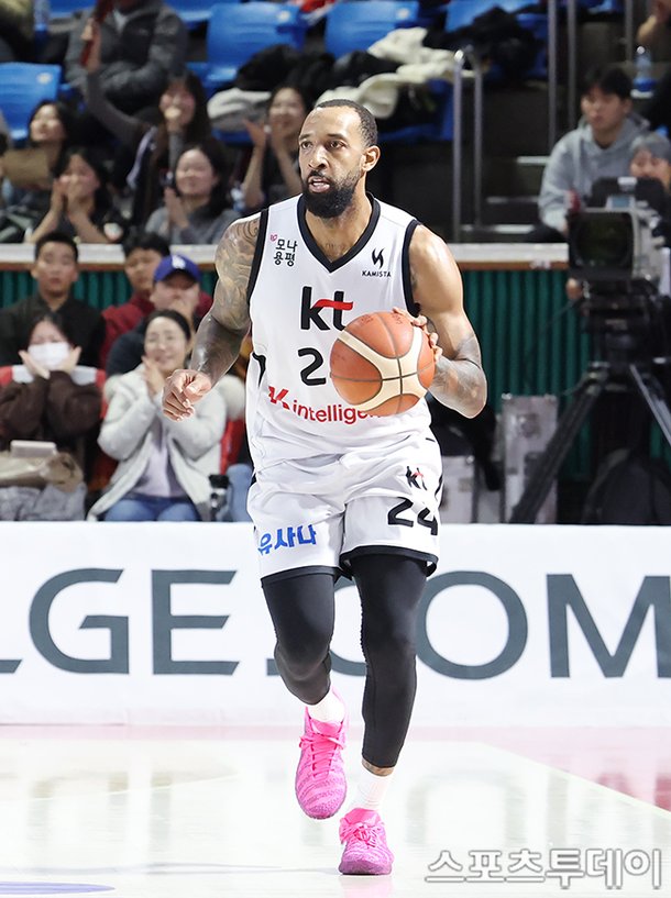[ST포토] 데릭 윌리엄스, 빠르게 간다 : 네이트 스포츠