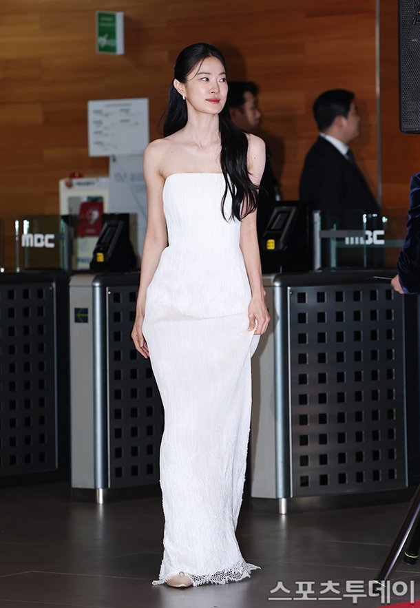 방송연예대상 레드카펫에 등장한 배우 옥자연