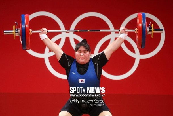 이선미 역도 : ì´ì ë¯¸ ì±ì í ì ì ì¶ì  ê·¸ë¥ ì´ê¸°ë©´ ëì£  ëì¿ì¬ë¦¼í½ ì°ë¦¬ê° ê°ë¤ _ 역도 이선미가 2일 일본 도쿄 국제 포럼에서 열린 2020 도쿄올림픽 여자 역도 87kg이상급 용상에서 바벨을 들어올리고 있다.