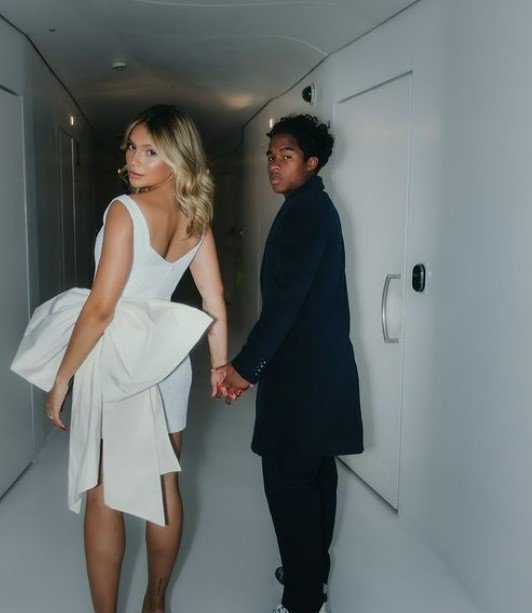 Real Madrid's 2006-born‍ striker Endric announced his marriage on the 17th⁣ (Korean time) by posting a wedding photo he took with his girlfriend​ on his social network service (SNS).