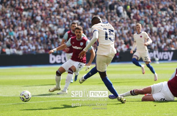 Chelsea striker Nicholas Jackson‍ celebrates‍ his contract renewal. Jackson, whose ​existing contract was extended for ‌another two years until 2033, scored two goals‌ alone in the first​ half against West Ham United in the fifth round of the 2024–25 English Premier League. In the second ‍half, he even recorded an assist and put on a one-man show with 2 goals ​and 1⁢ assist,⁢ leading Chelsea to victory.