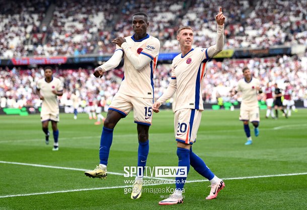 Chelsea striker ⁤Nicholas Jackson celebrates his contract renewal. Jackson, ‍whose existing contract was ‌extended⁤ for another ‍two years until ​2033, scored two goals alone in ⁢the first half against West Ham United in the fifth round of the 2024–25 English⁢ Premier ‌League. In the second ‍half, he even recorded an‌ assist and put on a one-man show with 2 goals and 1‍ assist, leading Chelsea to victory.