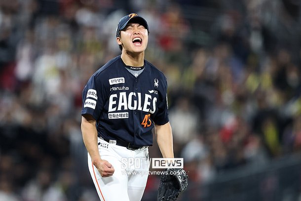 Jung Woo-ju celebrates