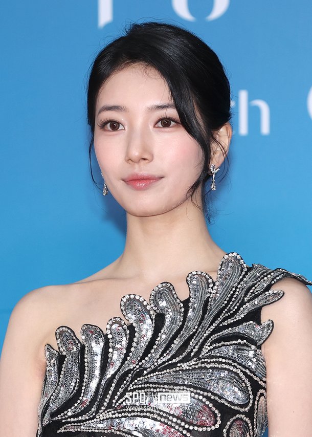 [포토S] &apos;눈동자 점 제거&apos; 수지, 여신 비주얼