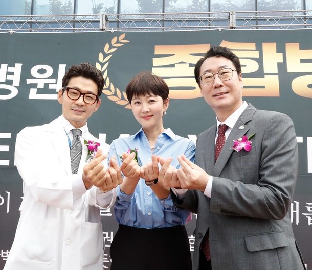 염정아, 종합병원 원장 사모님 됐다…훈남 남편과 ♥인증샷