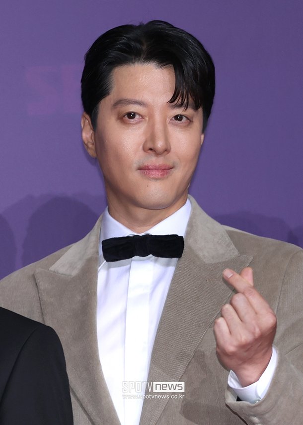 [단독]이동건, 이혼 후 새 사랑 찾았나…미모의 여성과 &apos;길거리 데이트&apos;
