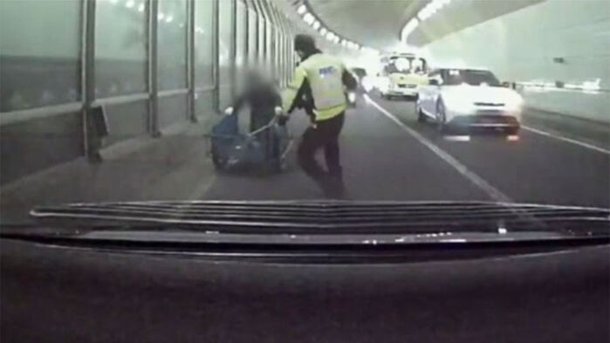 위험천만 터널서 리어카 밀던 노인…경찰 달려가 구했다