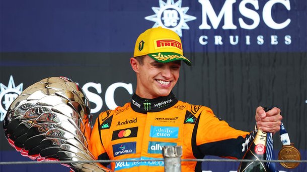 노리스는 상파울루 그랑프리 우승으로 타이틀 선두를 차지했습니다.