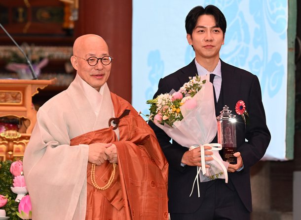 처가 따라 불교 개종→이승기, 불자대상 수상했다…헌신 공로 인정받아