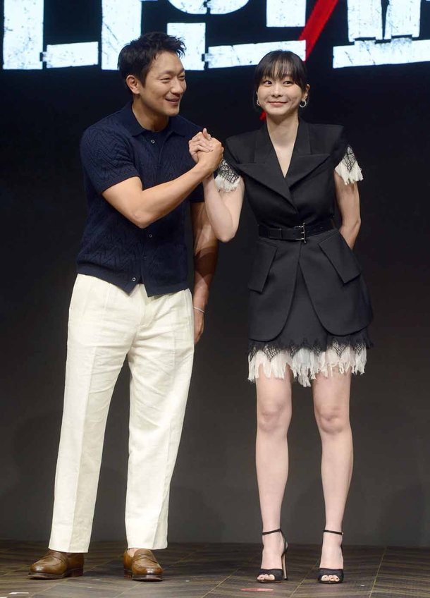 [SW포토]손 맞잡은 손석구와 김다미