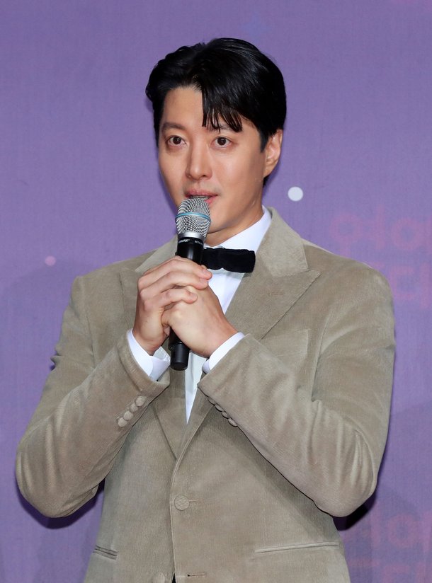 이동건, 이혼 4년 만에 새 연애? 길거리 데이트 포착