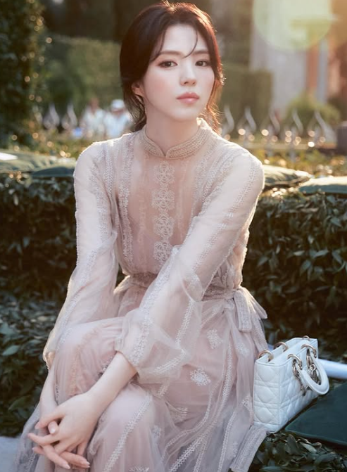 한소희, 디올 입고 유럽 정원 속 &apos;여신美&apos; 폭발[스타★샷]