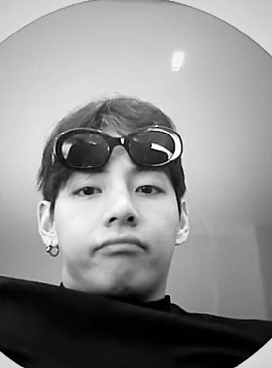 BTS 뷔, 정국 무릎 위에서 코에 휴지 꽂고 '찰칵'…엉망진창' 근황