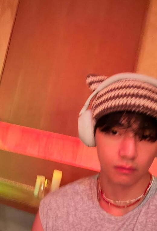 BTS 뷔, 정국 무릎 위에서 코에 휴지 꽂고 '찰칵'…엉망진창' 근황