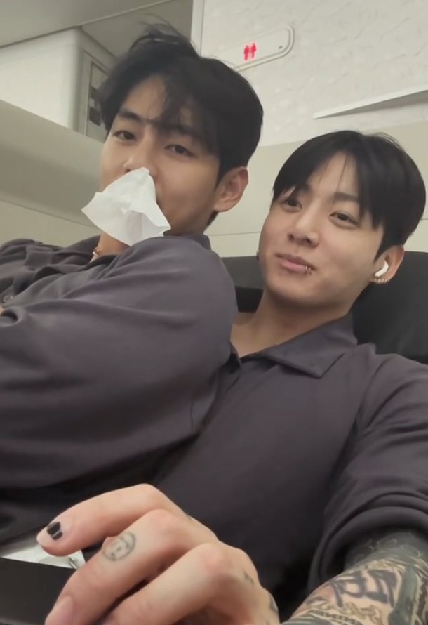 리온‪‪‪‪❤︎‬뷔‪‪❤︎‬정국*° BTS 뷔, 정국 무릎 위에서 코에 휴지 꽂고 '찰칵'…엉망진창' 근황