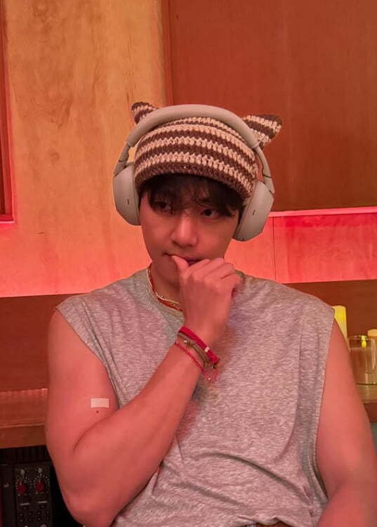 BTS 뷔, 정국 무릎 위에서 코에 휴지 꽂고 '찰칵'…엉망진창' 근황