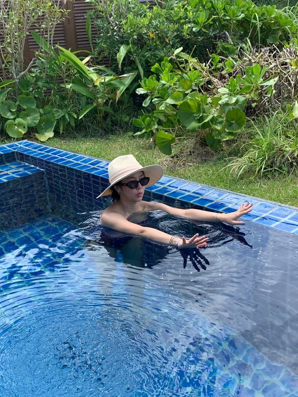 예원, 수영 못해도 포즈는 완벽…파란 모노키니로 건강미 폭발 : 네이트