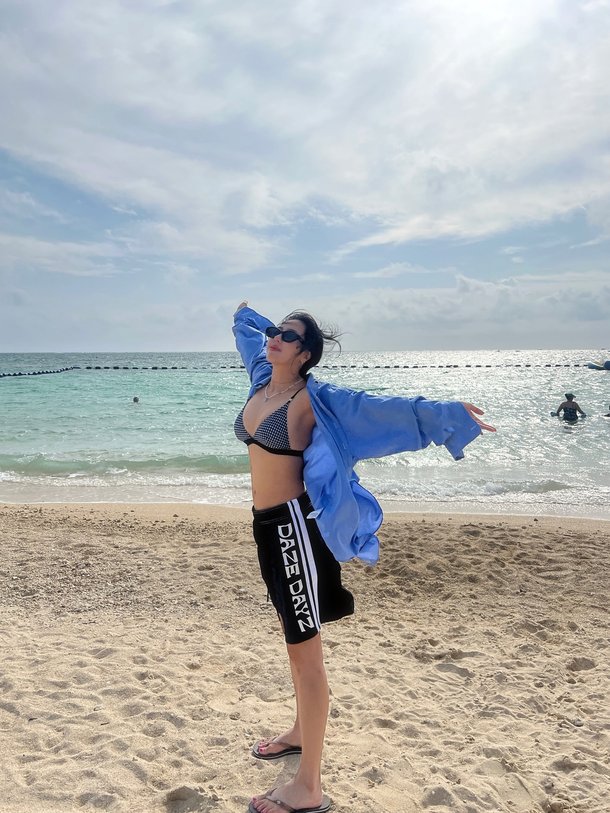 예원, 수영 못해도 포즈는 완벽…파란 모노키니로 건강미 폭발 : 네이트