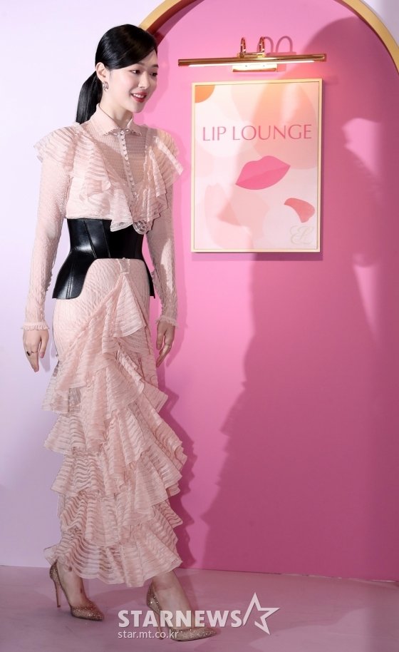 [âí¬í ]ì¤ë¦¬, 'ë¨ë¤ë¥¸ ì¡´ì¬ê° ë½ë´ë©° ë±ì¥'