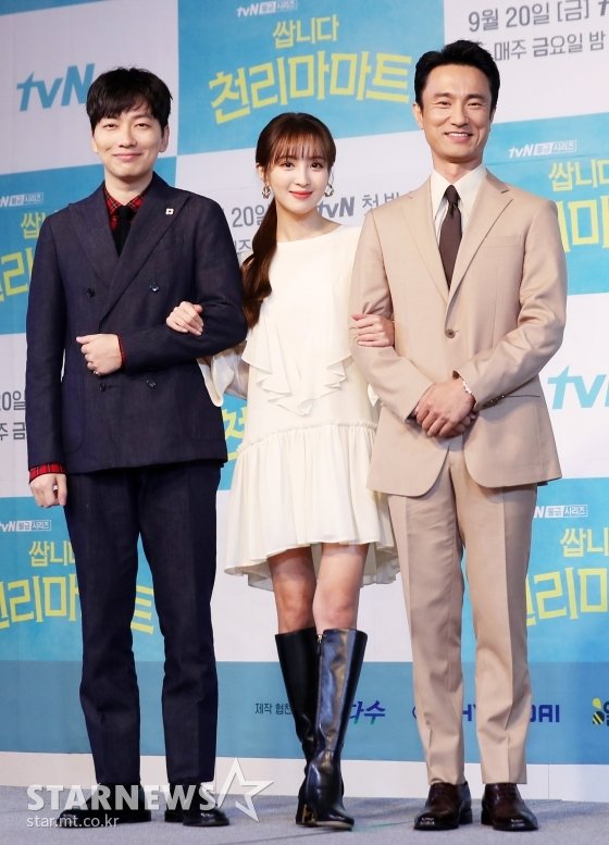 배우 이동휘, 정혜성, 김병철이 16일 오전 서울 마포구 서울가든호텔에서 진행된 tvN 드라마 '쌉니다 천리마마트' 제작발표회에 참석해 포즈를 취하고 있다. / 사진=김휘선 기자 hwijpg@